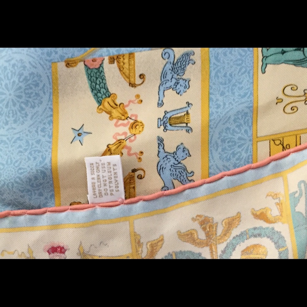 Beautiful Vintage Gucci Silk Scarf - Picture 3 of 4